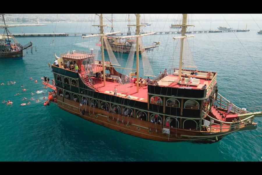 Alanya: Pirate Ship Cruise with Food and Swimming Stops